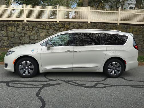 Photo 4 of 21 of 2019 Chrysler Pacifica Hybrid Limited