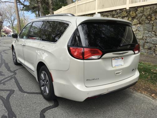 Photo 5 of 21 of 2019 Chrysler Pacifica Hybrid Limited