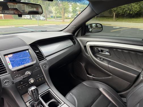 Black 2019 Ford Taurus SEL