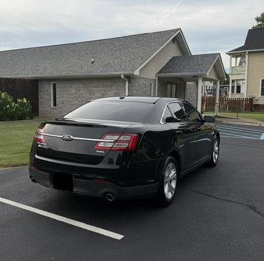 Black 2019 Ford Taurus SEL