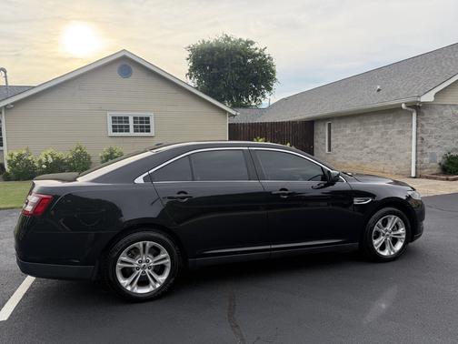 Black 2019 Ford Taurus SEL