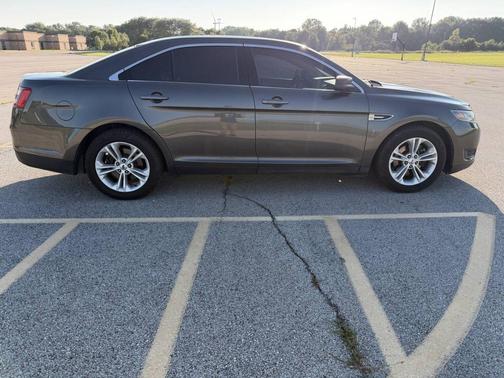 Gray 2017 Ford Taurus SE