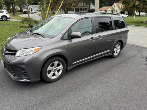 2019 Toyota Sienna LE