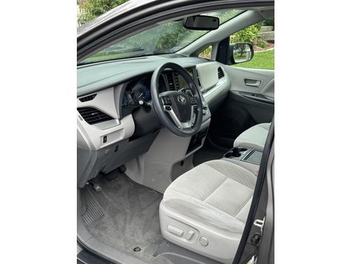 2019 Toyota Sienna LE