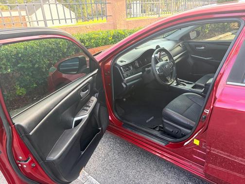 Red 2015 Toyota Camry SE