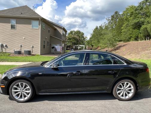 Photo 4 of 10 of 2019 Audi A4 2.0T Premium