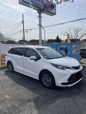 2024 Toyota Sienna LE