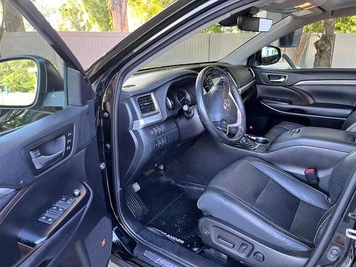 Black 2019 Toyota Highlander Limited Platinum