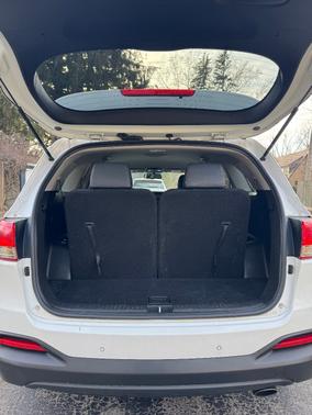 White 2017 Kia Sorento LX