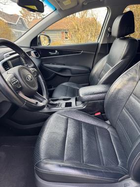 White 2017 Kia Sorento LX