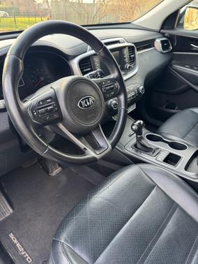 White 2017 Kia Sorento LX