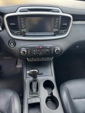 White 2017 Kia Sorento LX
