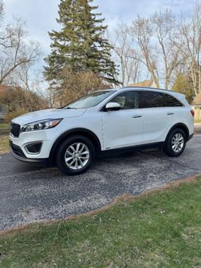 White 2017 Kia Sorento LX