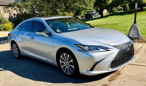 Silver 2019 Lexus ES 300h Luxury