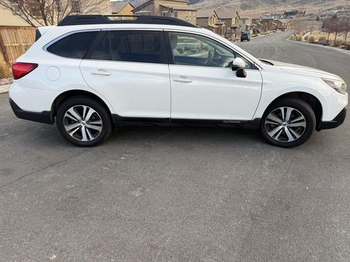 White 2018 Subaru Outback 3.6R Limited
