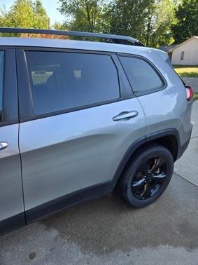 Silver 2021 Jeep Cherokee Altitude