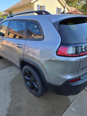 Silver 2021 Jeep Cherokee Altitude