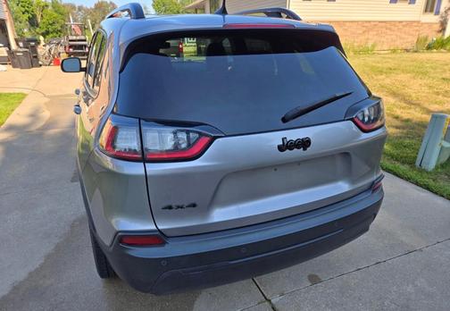 Silver 2021 Jeep Cherokee Altitude