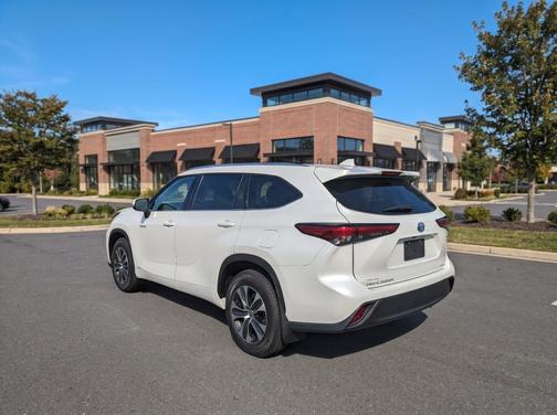 White 2021 Toyota Highlander Hybrid XLE