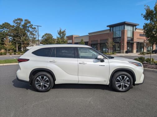 White 2021 Toyota Highlander Hybrid XLE