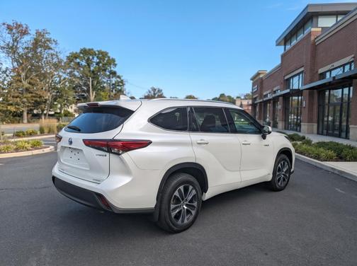 White 2021 Toyota Highlander Hybrid XLE