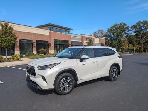 White 2021 Toyota Highlander Hybrid XLE