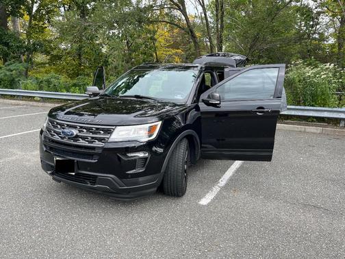 Black 2018 Ford Explorer XLT