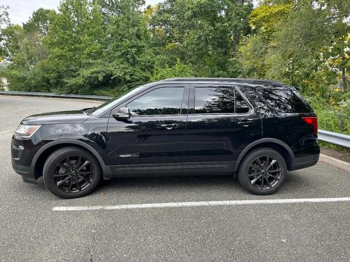 Black 2018 Ford Explorer XLT