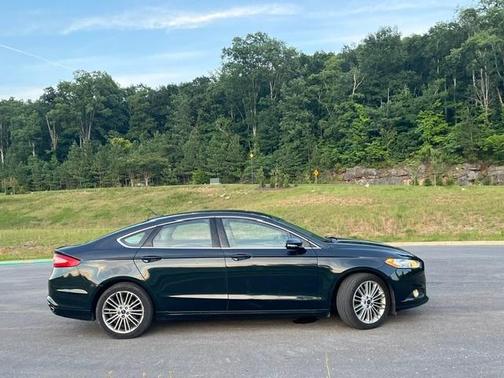 Black 2014 Ford Fusion SE