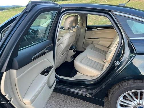 Black 2014 Ford Fusion SE