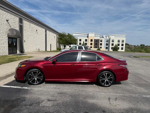 Red 2018 Toyota Camry SE
