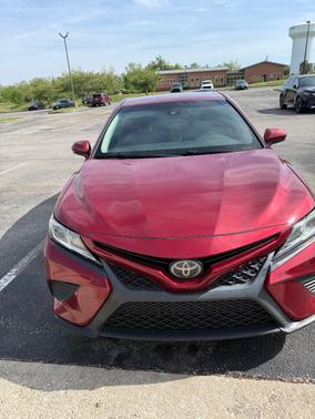 Red 2018 Toyota Camry SE