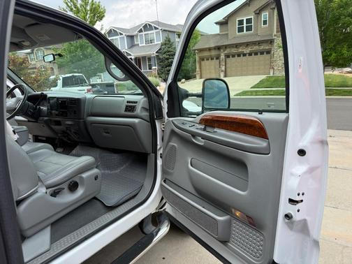 White 2002 Ford F-250 Lariat SuperCab Super Duty