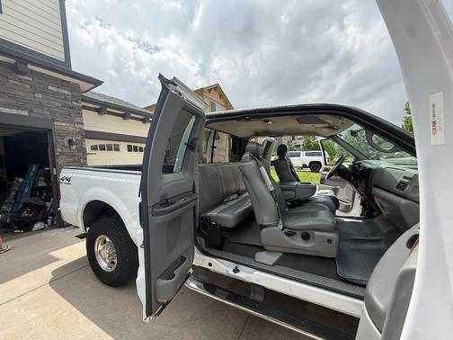 White 2002 Ford F-250 Lariat SuperCab Super Duty
