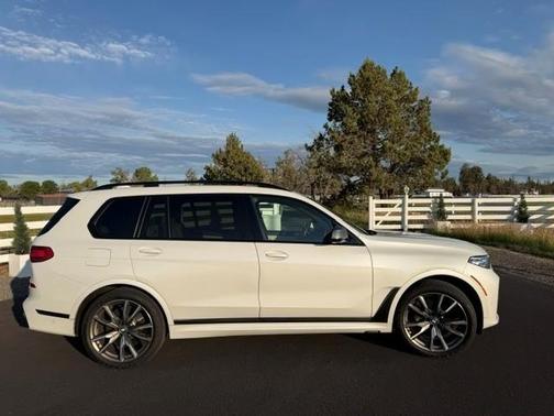 White 2022 BMW X7 M50i