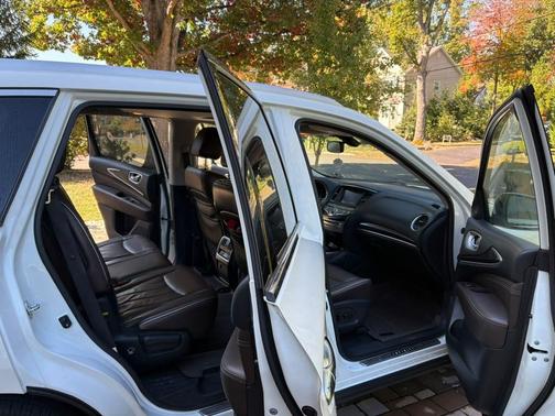 White 2017 INFINITI QX60 Base