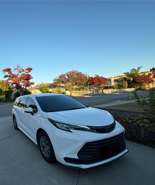 2022 Toyota Sienna LE
