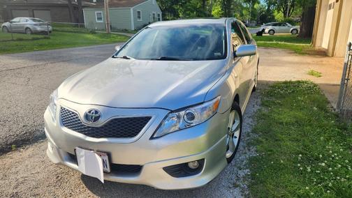 Silver 2011 Toyota Camry SE