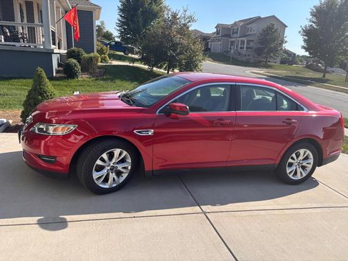 Gray 2011 Ford Taurus SEL