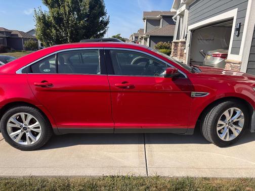 Gray 2011 Ford Taurus SEL