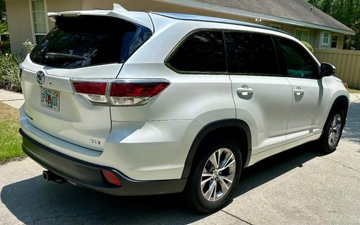 White 2015 Toyota Highlander XLE