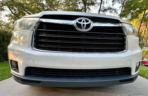 White 2015 Toyota Highlander XLE