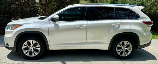 White 2015 Toyota Highlander XLE