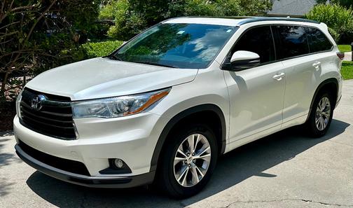 White 2015 Toyota Highlander XLE