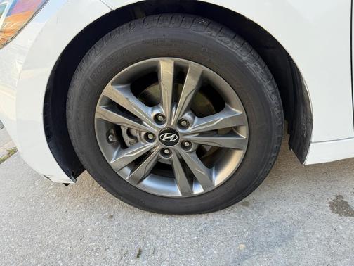 White 2018 Hyundai ELANTRA SEL