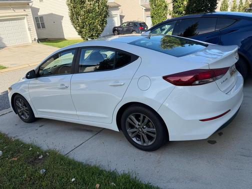 White 2018 Hyundai ELANTRA SEL