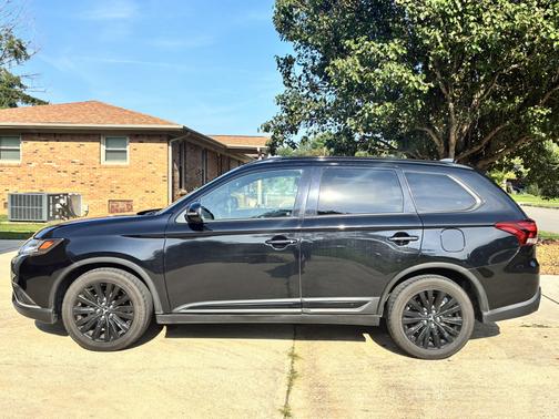 Black 2020 Mitsubishi Outlander SEL