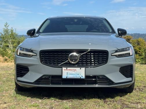 2023 Volvo S60 Recharge Plug-In Hybrid T8 Plus Dark Theme