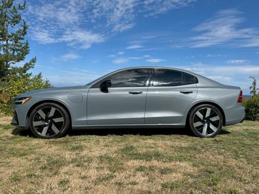 2023 Volvo S60 Recharge Plug-In Hybrid T8 Plus Dark Theme