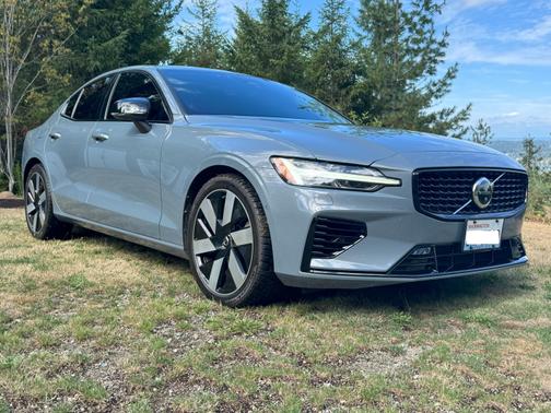 2023 Volvo S60 Recharge Plug-In Hybrid T8 Plus Dark Theme